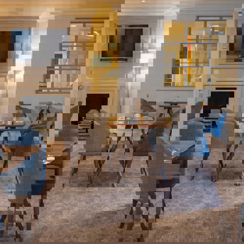 <p>LOUNGE</p>